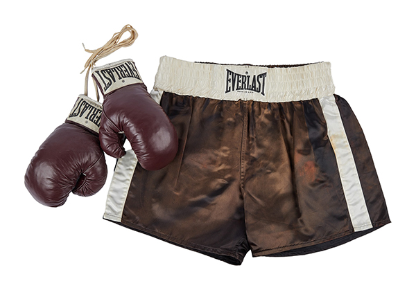 A pair of Everlast boxing gloves and Everlast boxing shorts worn by Robert DeNiro
